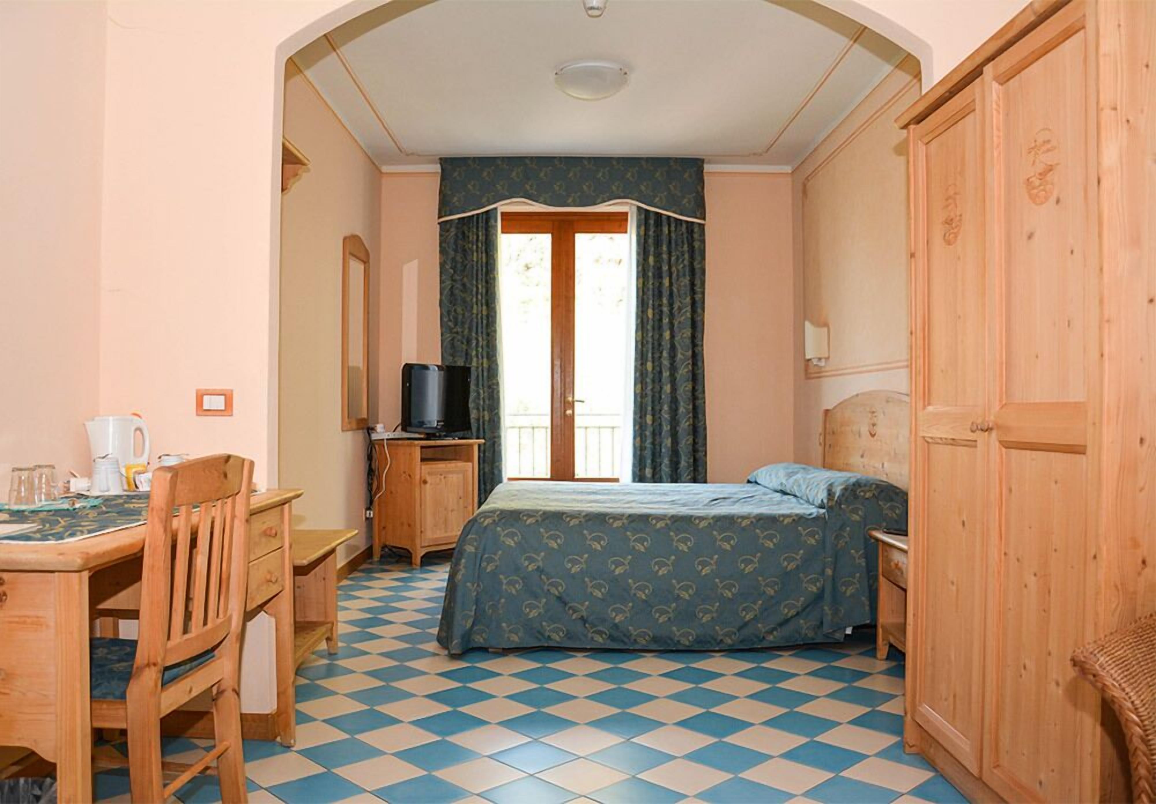 minibar, in-room safe, desk, blackout curtains