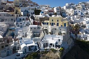 City view - Helianthus Suites (Santorini)