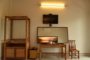 Minibar, escritorio y wifi gratis 