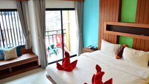 Habitación de hotel con una cama grande, una ventana con cortinas, cabecera de madera y vistas al exterior.