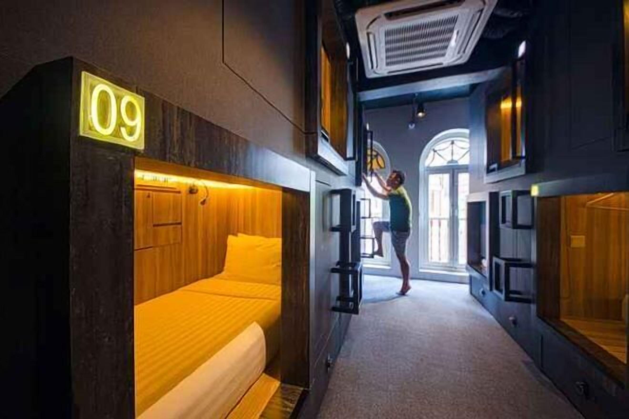 Caja de seguridad en la habitación y escritorio 