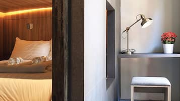 Caja de seguridad en la habitación y escritorio