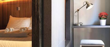 Yhteismajoitus (Single Capsule) | Tallelokero huoneessa, työpöytä, äänieristys, silitysrauta/-lauta