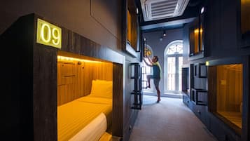 Een kluis op de kamer, een bureau, geluiddichte muren