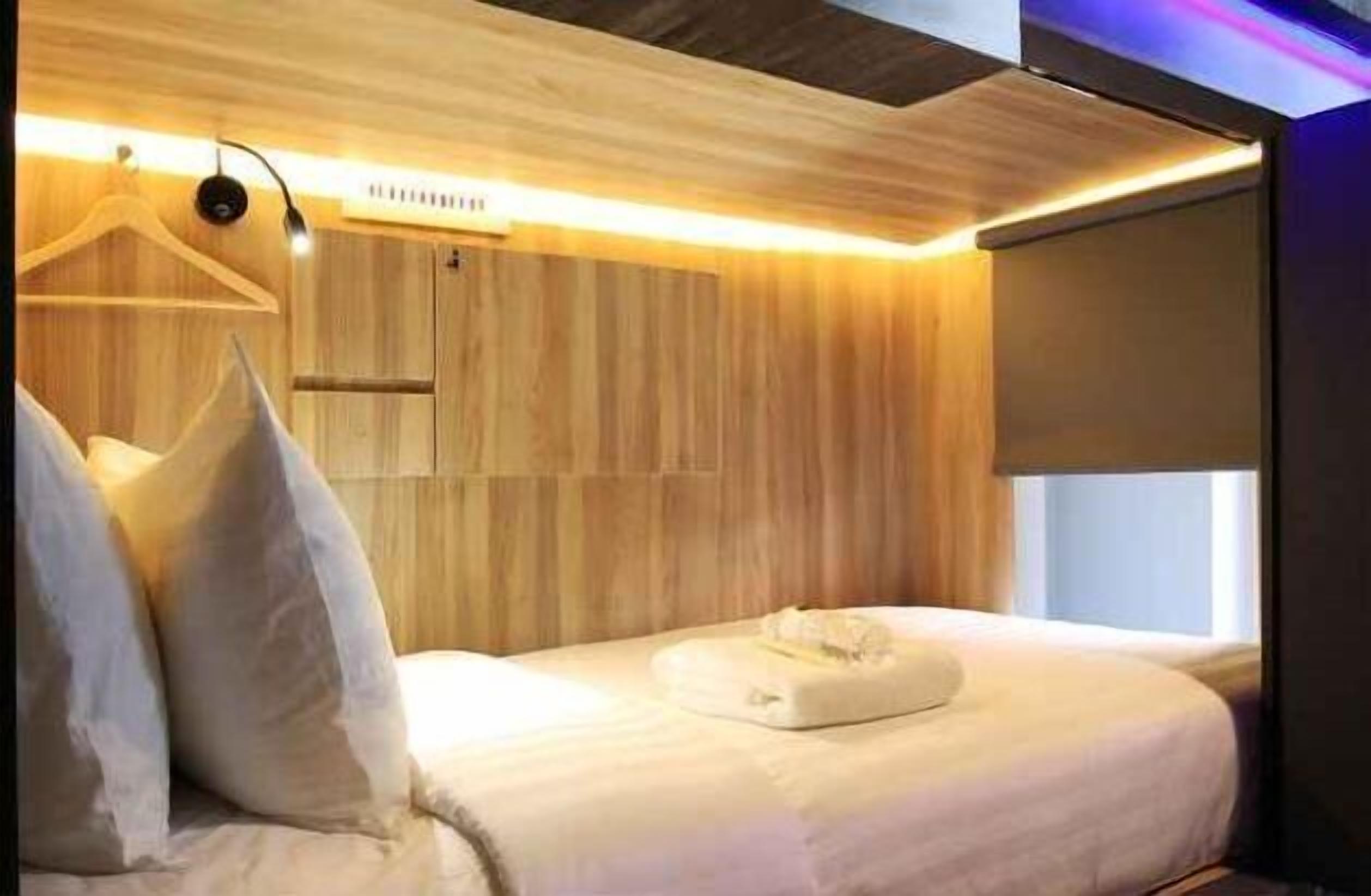 Caja de seguridad en la habitación y escritorio 