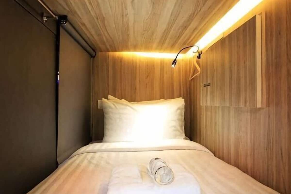 Cofres nos quartos, escrivaninha, quartos à prova de som