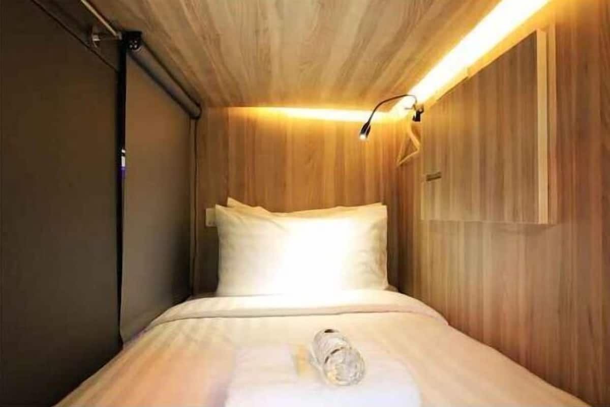 Caja de seguridad en la habitación y escritorio