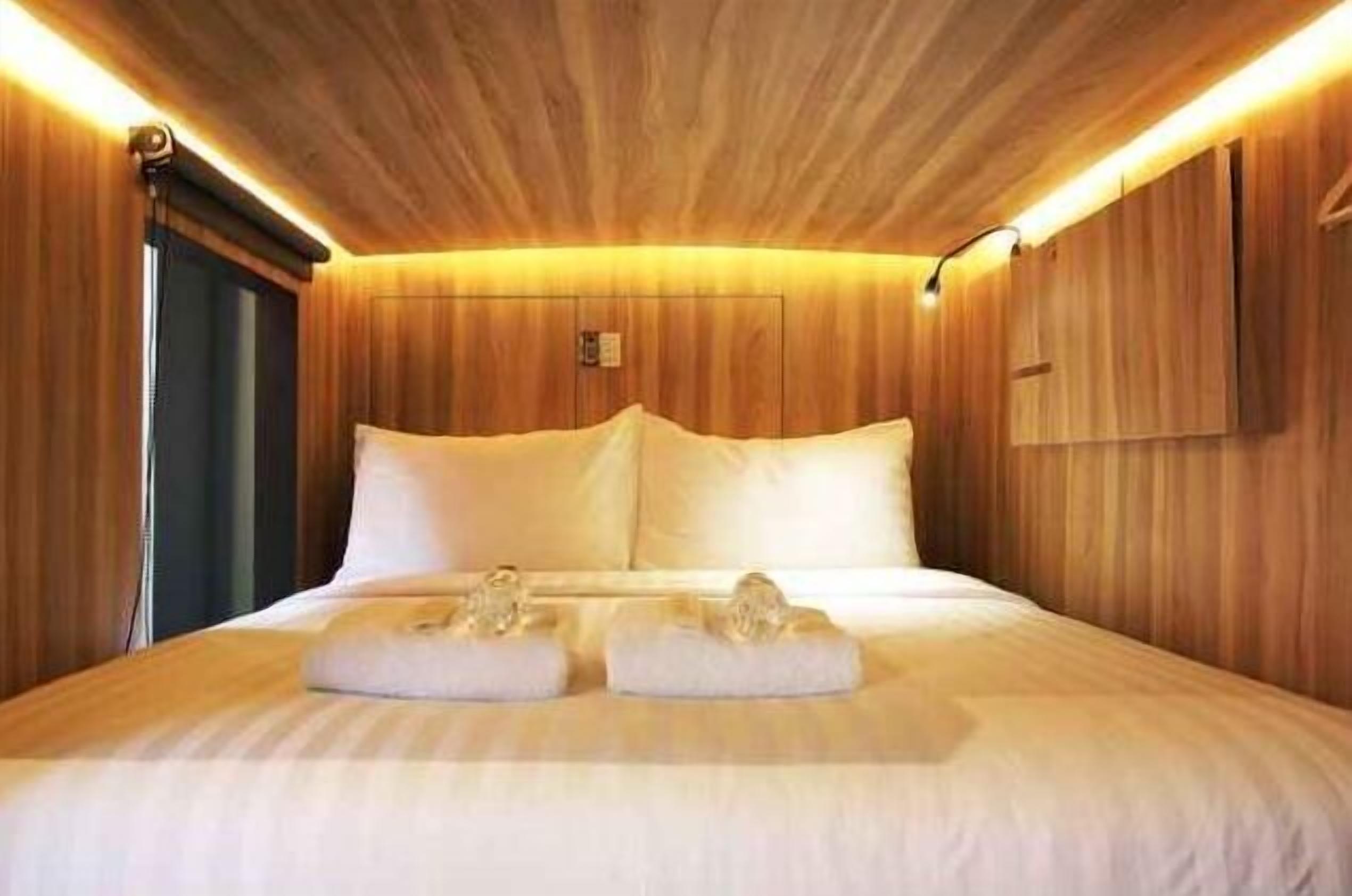 Caja de seguridad en la habitación y escritorio 