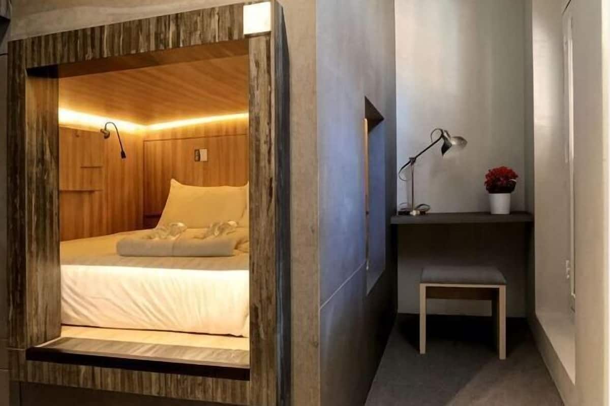 Cofres nos quartos, escrivaninha, quartos à prova de som