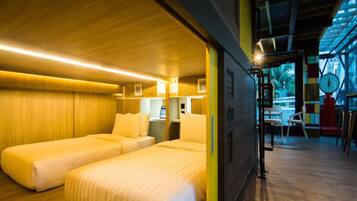 Capsule Twin | Hypo-allergenic bedding, in-room safe, desk, free WiFi