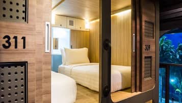 Capsule Twin | Ropa de cama hipoalergénica y caja de seguridad en la habitación