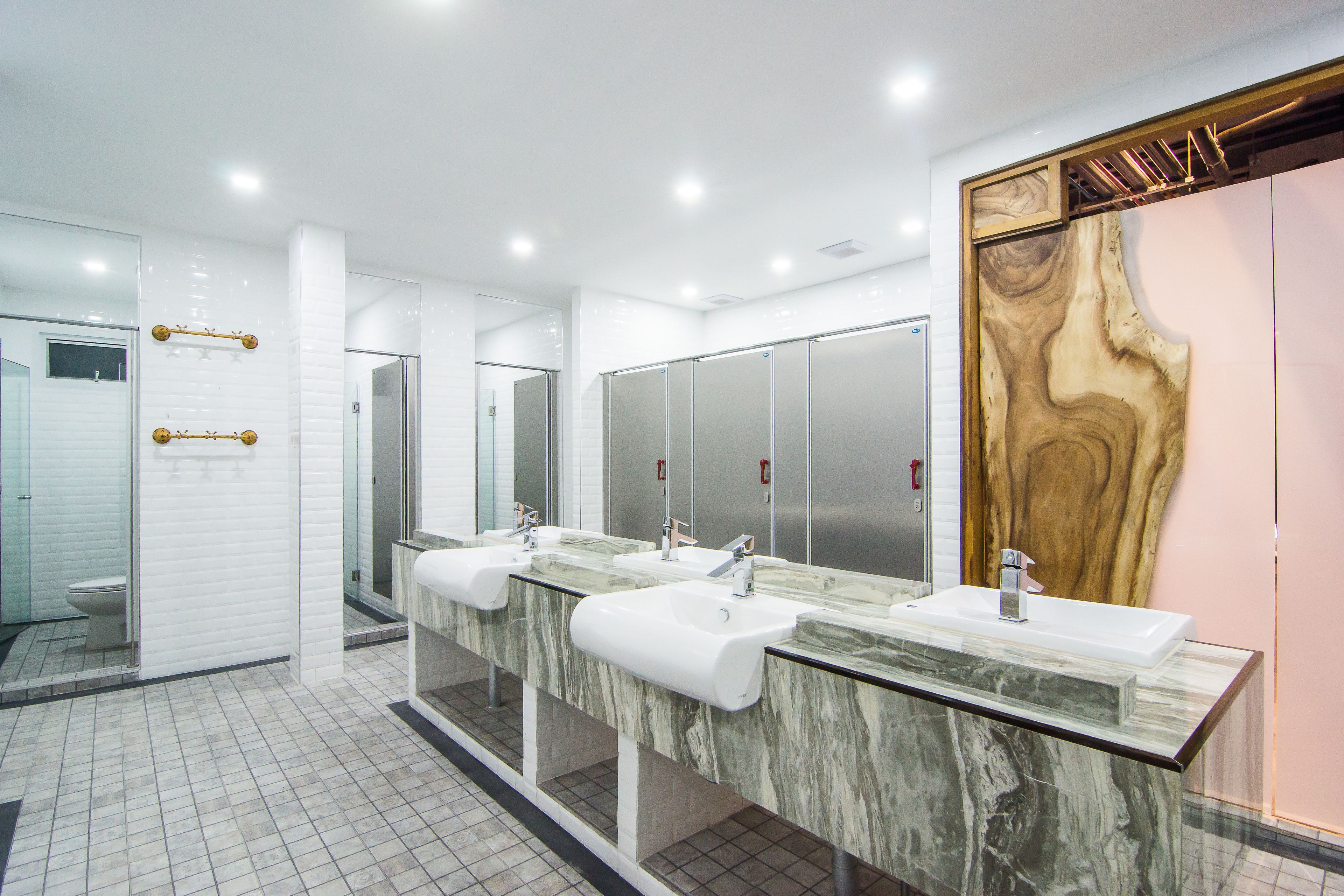 Ducha, artículos de tocador gratuitos, secador de pelo, toallas