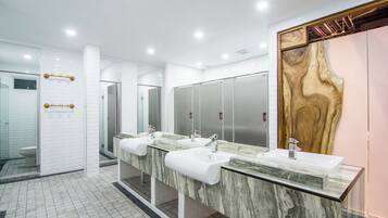 Douche, articles de toilette gratuits, sĂšche-cheveux