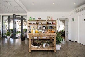 Free daily buffet breakfast - Hotel Boutique Horta d'en Rahola (Cadaqués)