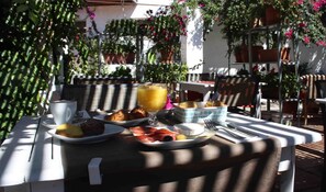 Free daily buffet breakfast  - Hotel Boutique Horta d'en Rahola (Cadaqués)