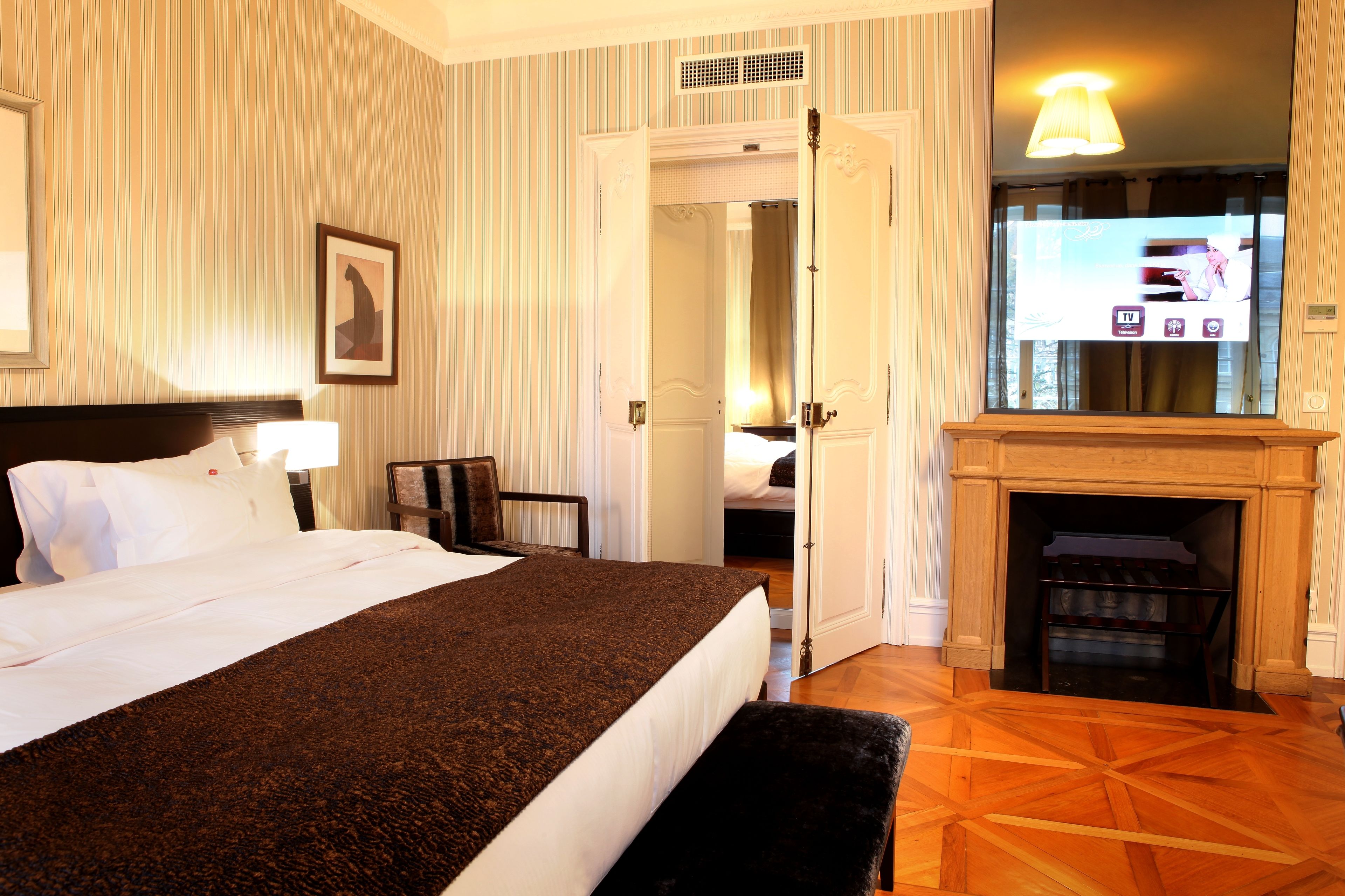 deluxe double room | minibar, in-room safe, desk, soundproofing