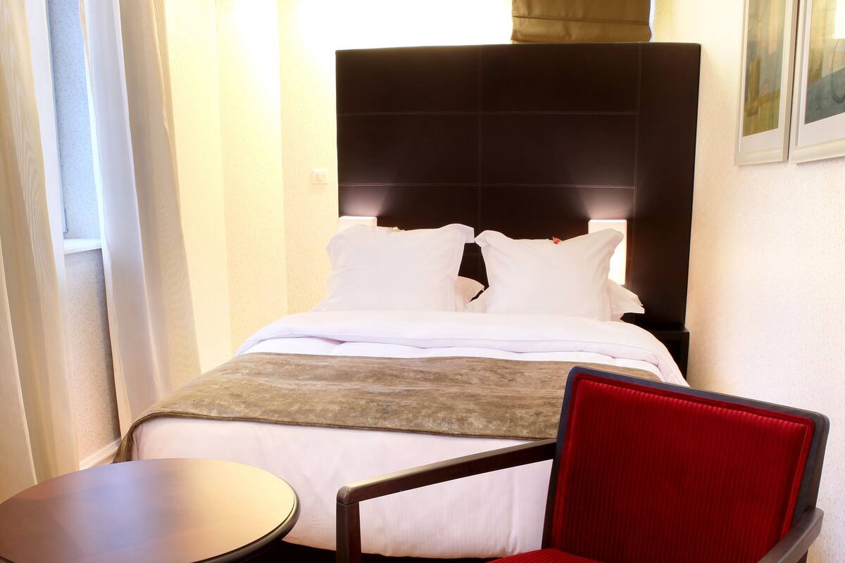 Comfort-Doppelzimmer zur Einzelnutzung | Hochwertige Bettwaren, Minibar, Zimmersafe, Schreibtisch