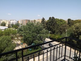 Ropa de cama de alta calidad, minibar y escritorio 