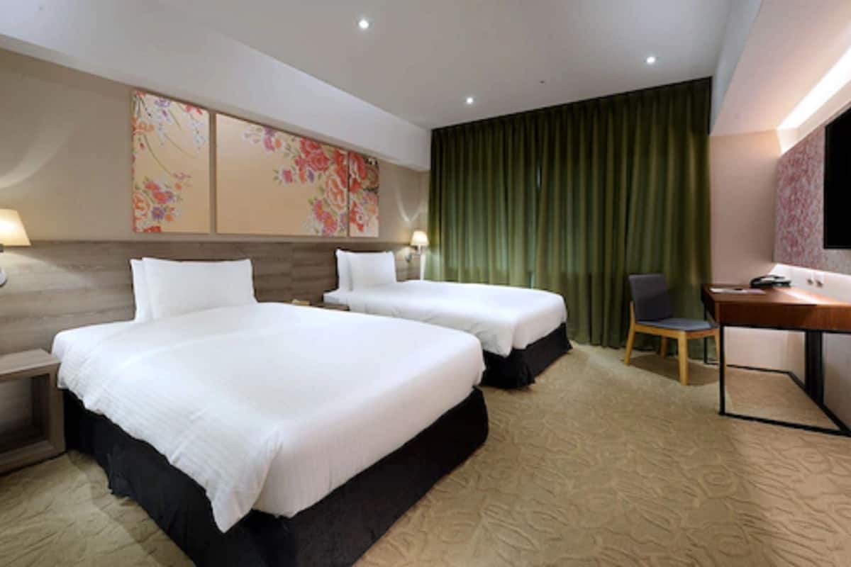 Desk, soundproofing, free cribs/infant beds, free WiFi