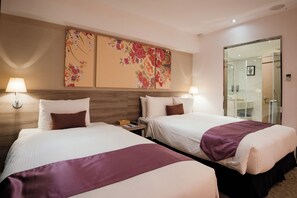 Chambre Triple | Bureau, chambres insonorisées, lits bébé (gratuits), Wi-Fi gratuit