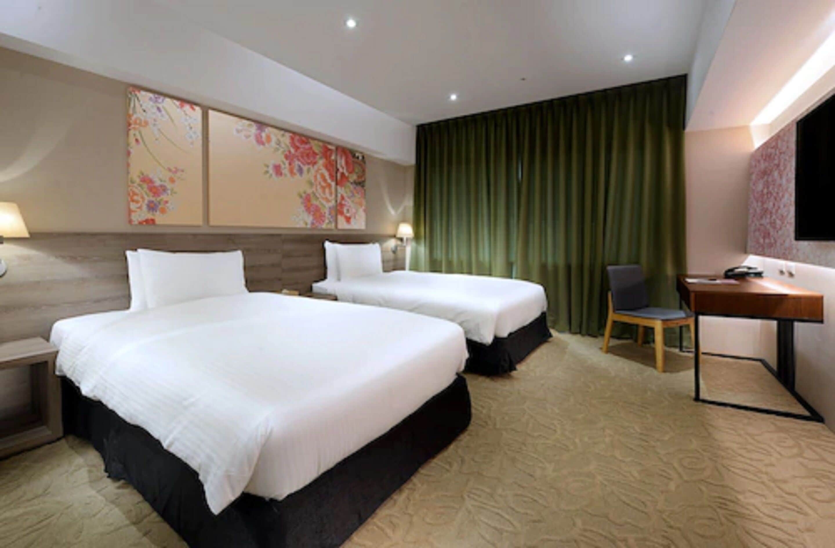 ramble twin room | desk, soundproofing, free cots/infant beds, free wifi