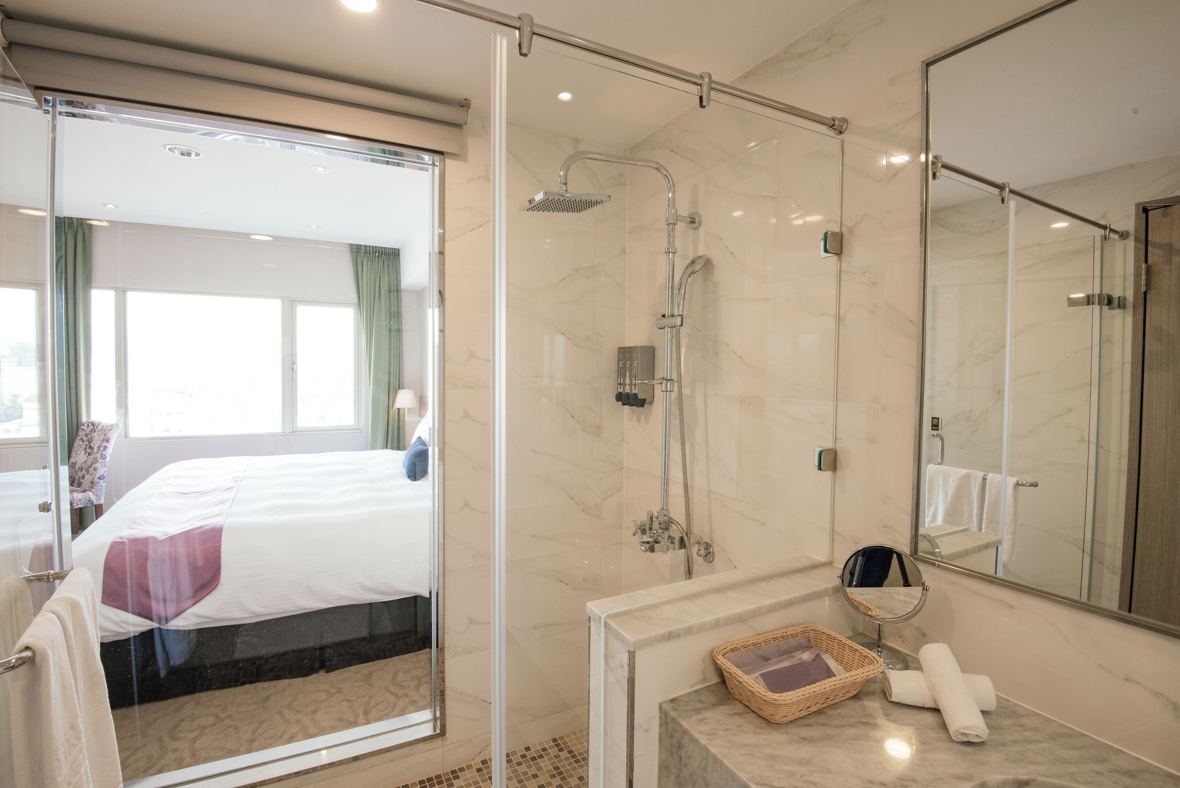 ramble double room | desk, soundproofing, free cots/infant beds, free wifi