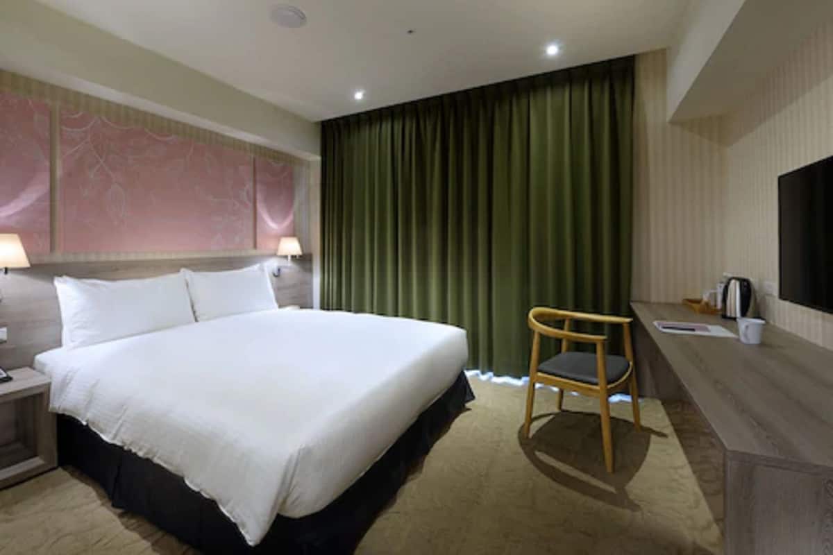 Desk, soundproofing, free cribs/infant beds, free WiFi