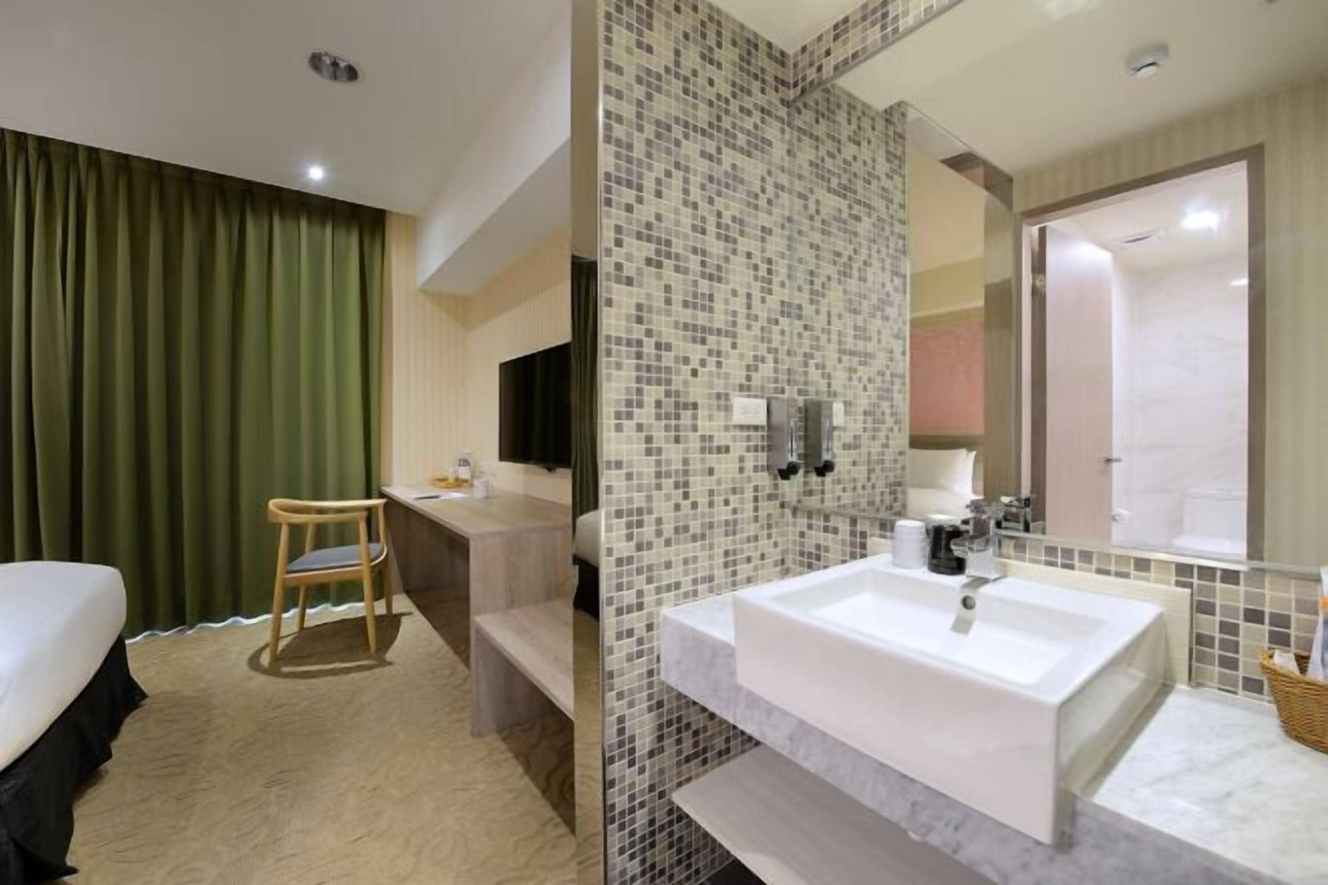 Desk, soundproofing, free cribs/infant beds, free WiFi