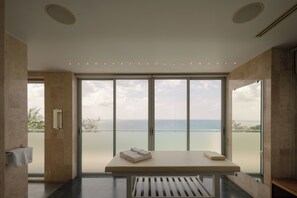 Separate bathtub and shower, deep-soaking bathtub, rainfall showerhead - Bluesiam Villa (Choeng Thale)