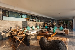 Luxury 11 Bedrooms Private Pool Villa, Sea View | Oppholdsområde | En 40-tommers Flatskjerm-TV med kabel-kanaler samt TV