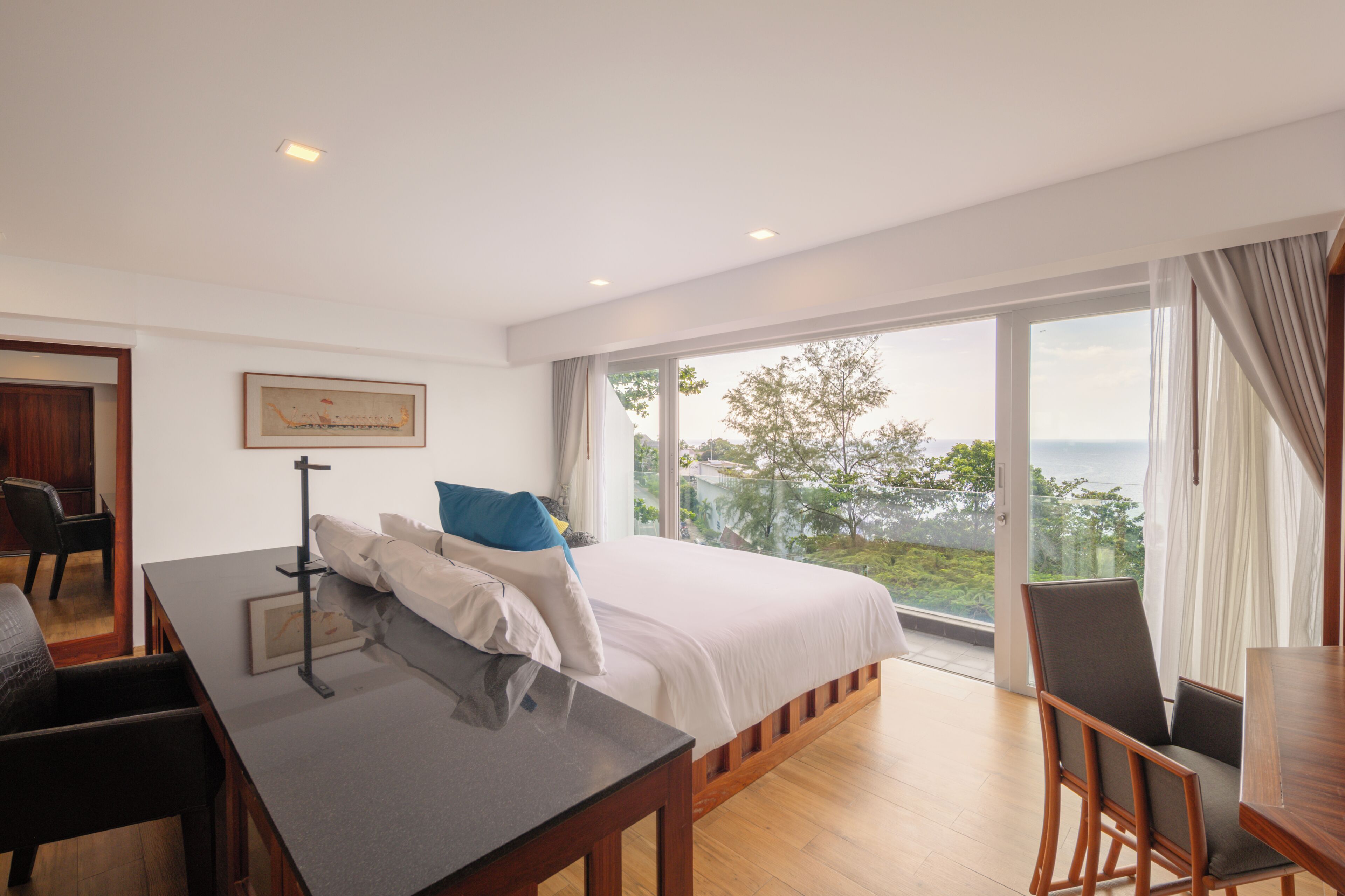 خزنة داخل الغرفة ومكتب وستائر تعتيم وتجهيزات عازلة للصوت