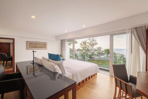 Coffre-fort, bureau, rideaux d’obscurcissement, système d’insonorisation