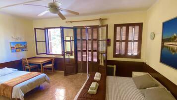Habitación Deluxe con 1 cama doble o 2 individuales, balcón | Cortinas opacas, wifi gratis, ropa de cama