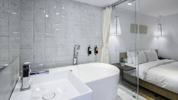 Secador de pelo, pantuflas, toallas