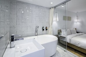 Grand Double Room, Bathtub | Bathroom | Hair dryer, slippers, towels - SSBHotel - Shin Sei Bashi (Taichung)