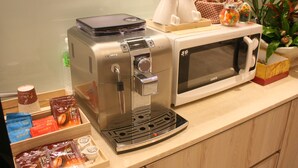 A coffee machine and a microwave on a kitchen counter. - SSBHotel - Shin Sei Bashi (Taichung)