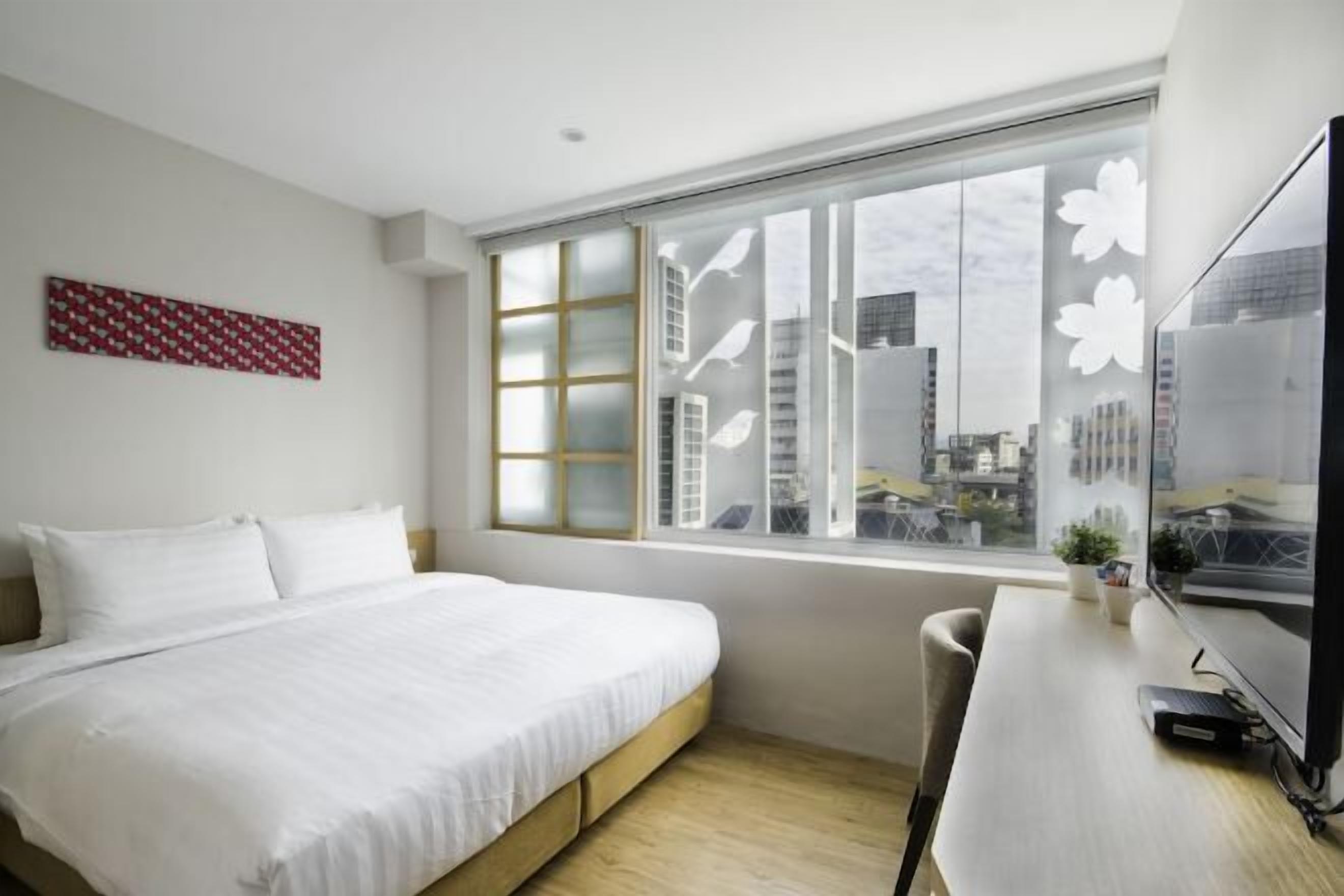 Premium bedding, desk, soundproofing, WiFi