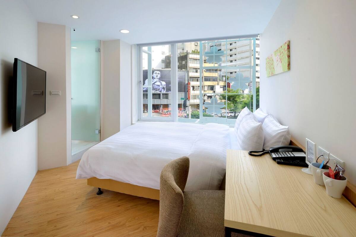 Ropa de cama de alta calidad, escritorio y sistema de insonorización