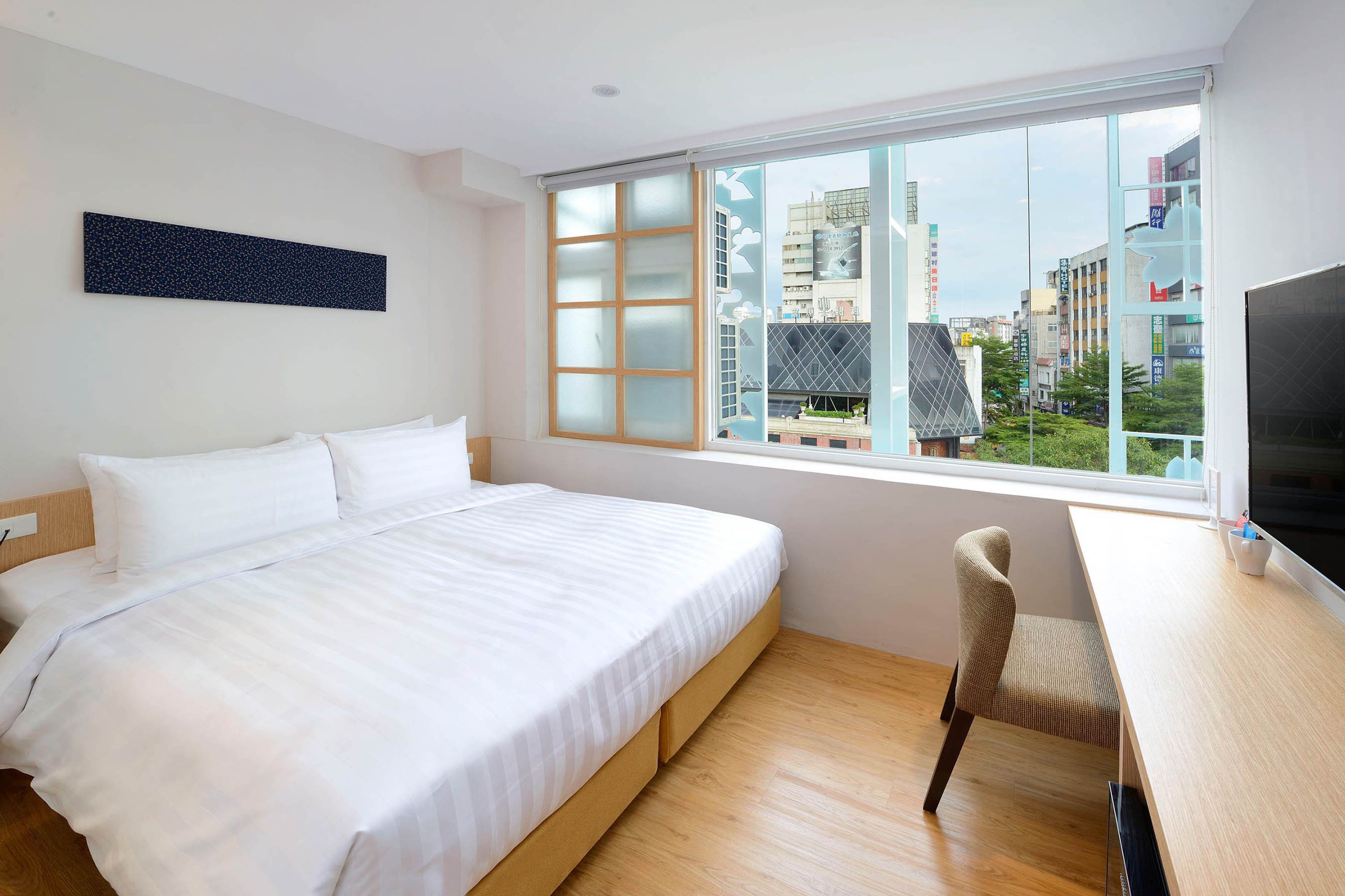 deluxe double room, 1 king bed | 1 bedroom, premium bedding, desk, soundproofing