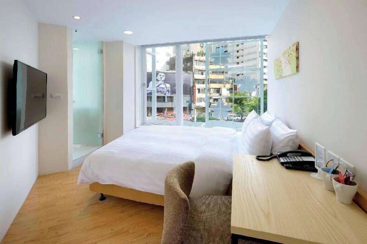 Ropa de cama de alta calidad, escritorio y sistema de insonorización