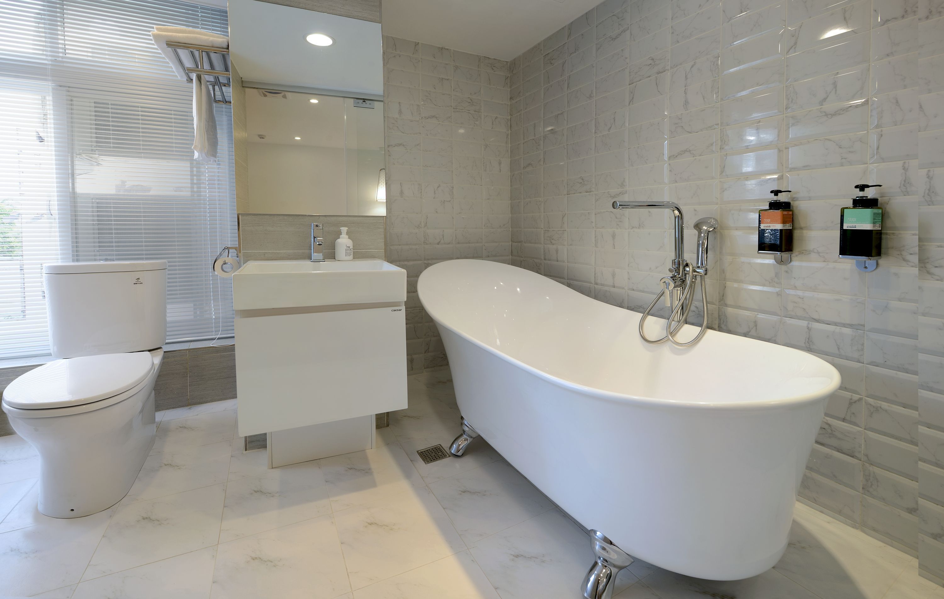 grand double room, bathtub | deep-soaking bathtub