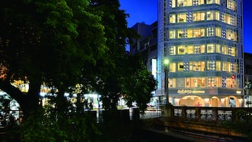 Fachada de la propiedad por la tarde o noche