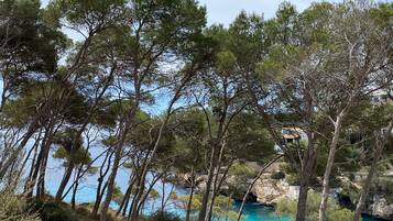 Deluxe Double Room, Balcony, Sea View | Blackout curtains, free WiFi, bed sheets