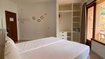 Deluxe-Doppelzimmer, Balkon, Meerblick | Verdunkelungsvorhänge, kostenloses WLAN, Bettwäsche