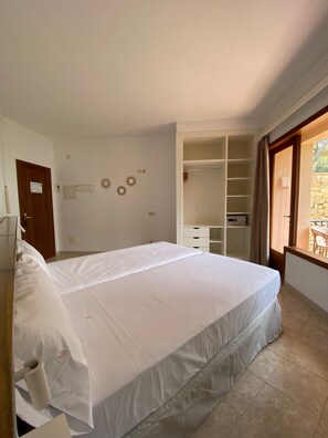 Deluxe-Doppelzimmer, Balkon, Meerblick | VerdunkelungsvorhÀnge, kostenloses WLAN, BettwÀsche