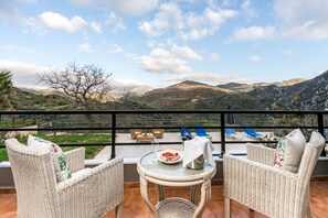 Huoneisto, 1 makuuhuone, parveke, näköala uima-altaalle | Terassi/patio