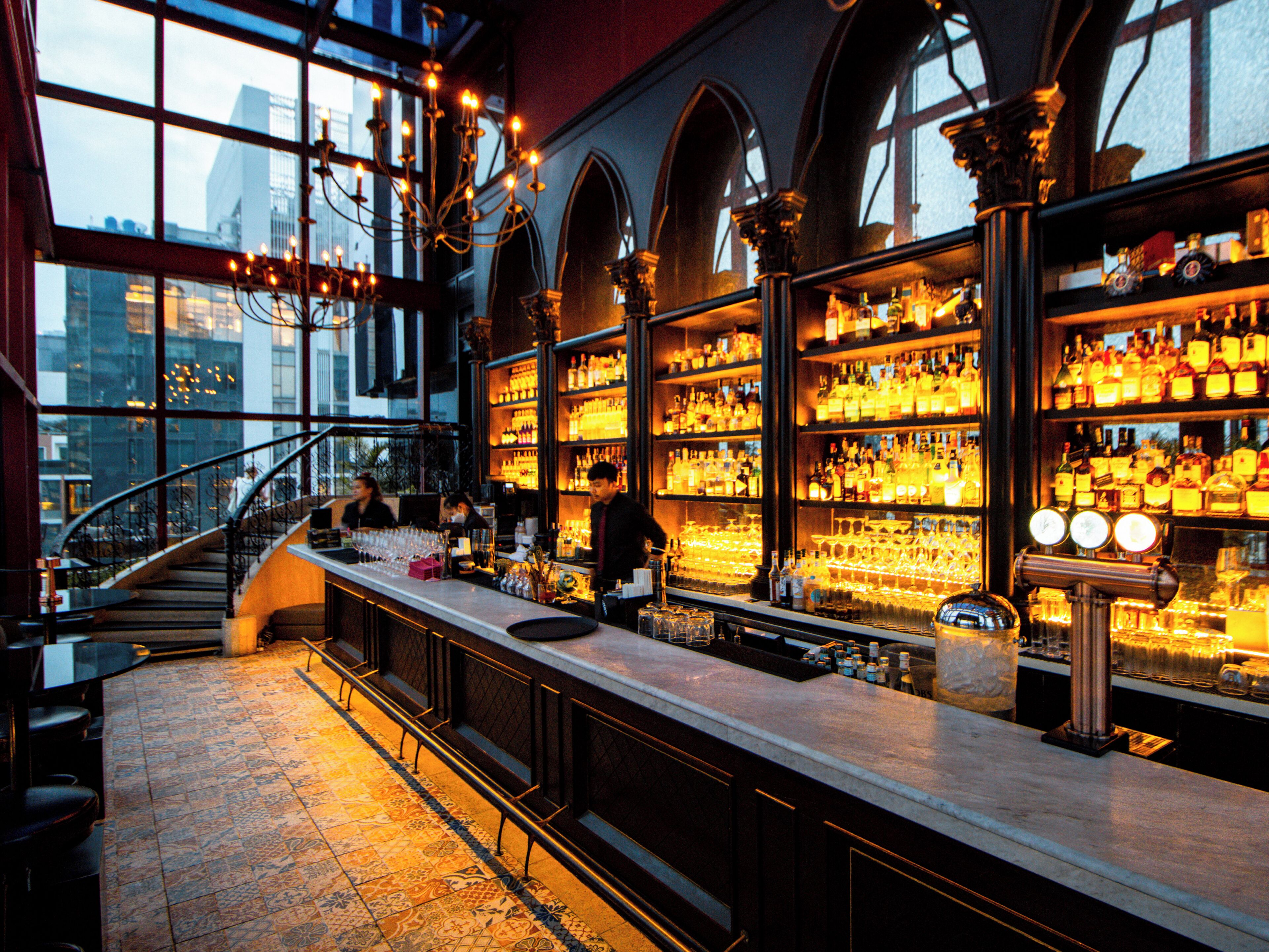 2 bars/lounges, cocktail bar