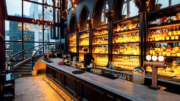 2 bars/lounges, cocktail bar