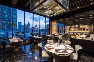4 restaurants; breakfast, lunch, dinner, and brunch served