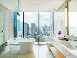 Grand Executive Room With Bathtub | Bilik Mandi | Pancuran mandi, kelengkapan dandanan diri percuma, pengering rambut 